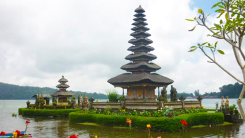 10 Great Reasons to Visit Indonesia 9 Ulun Danu Beratan
