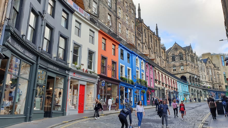curved street in Edinburgh with colourful painted fronts