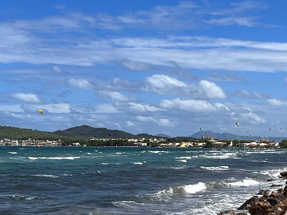 27 of the best things to do in Alcudia, Mallorca 7 Kite surfers at Alcudia