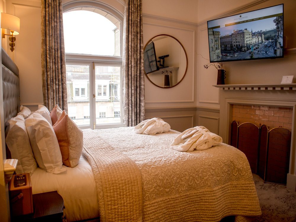 Staying at the Luxury RÌGH Residences, Edinburgh (2024) 7 The Boulevard Apartment at RÌGH Residences with tones of pink and grey