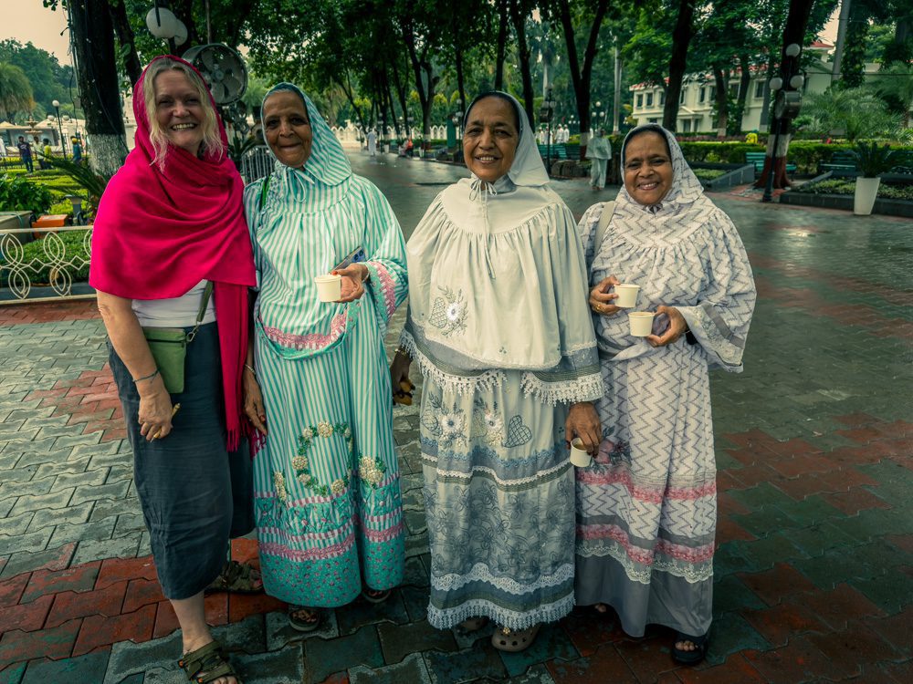 Things to Do in Burhanpur, Madhya Pradesh – History, Forts & Hidden Gems 17 With ladies from the Dawoodi Bohra community who wear a two-piece Rida