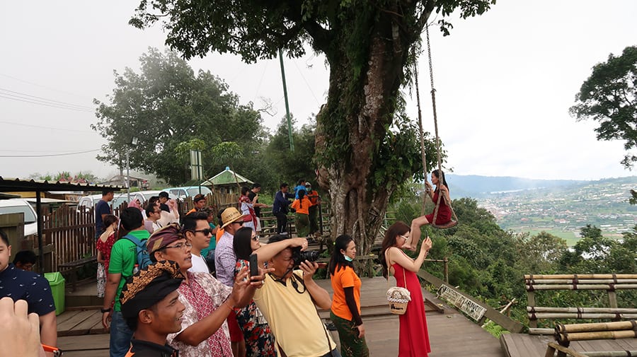 crowds of people waiting to take turns sitting on swings at Wanagiri Hidden Hill